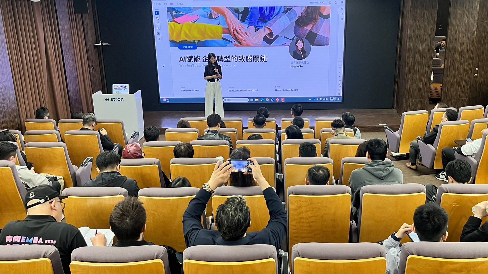 Nicole Su speaking about AI and business transformation